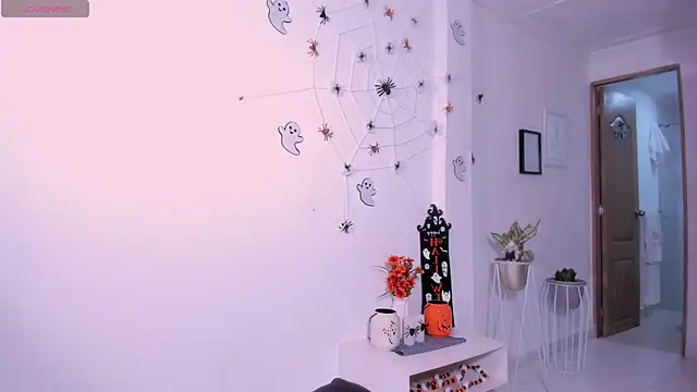 Snapshot of DannaHyde chatting on October 25, 9:32 pm DannaHyde online show from October 25, 9:32 pm