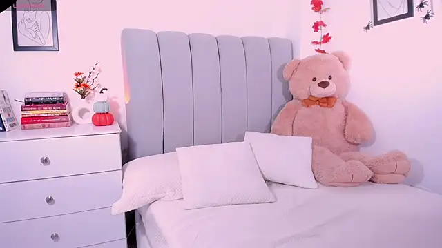 Snapshot of DannaHyde chatting on October 30, 5:36 pm DannaHyde online show from October 30, 5:36 pm