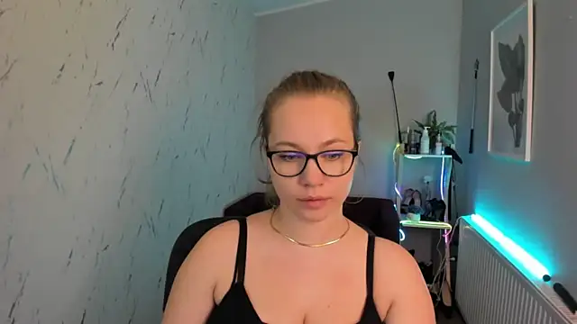 holly xglam online show from September 24, 5:23 pm