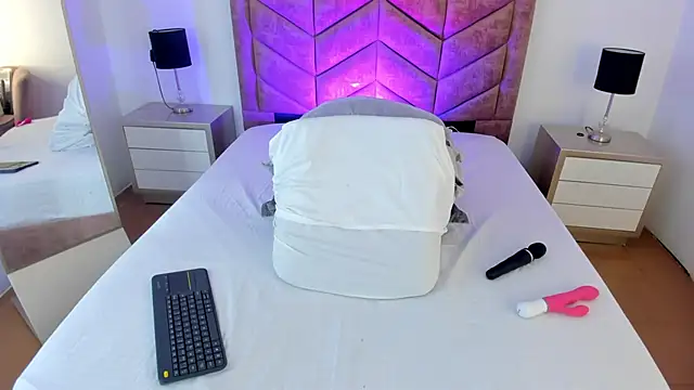 ChannelFox   online show from December 17, 8:24 pm