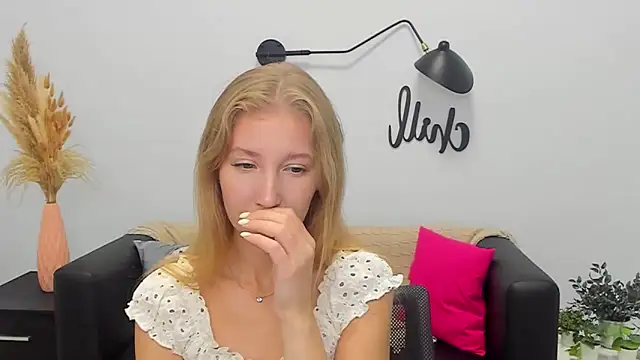 Snapshot of LolaWilsons chatting on September 13, 8:11 am LolaWilsons online show from September 13, 8:11 am