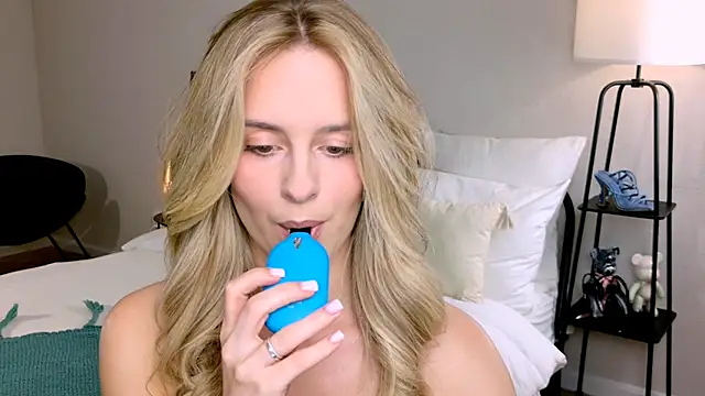 RozzitaBedberry online show from September 23, 1:09 pm