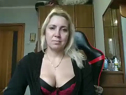 Snapshot of IrinaB1 chatting on November 1, 11:47 am IrinaB1 online show from November 1, 11:47 am