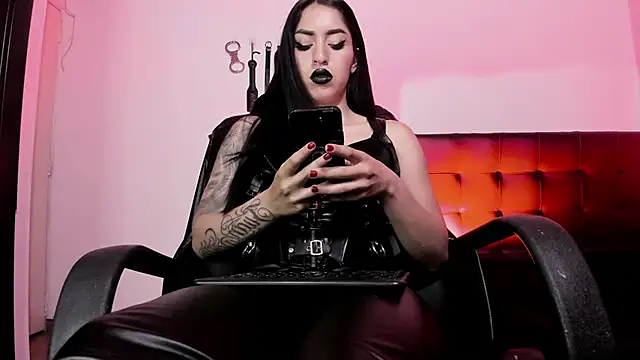 Snapshot of MistressVenena chatting on October 5, 10:59 pm MistressVenena online show from October 5, 10:59 pm