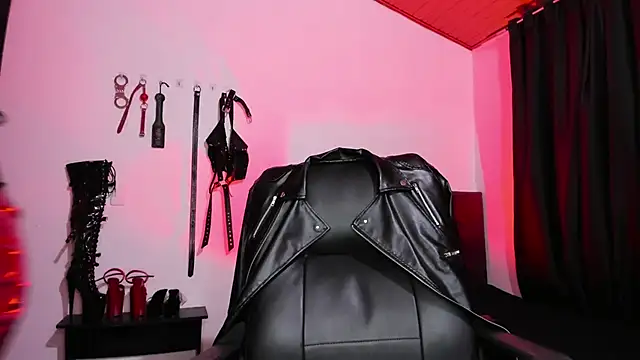 Snapshot of MistressVenena chatting on October 3, 8:36 pm MistressVenena online show from October 3, 8:36 pm