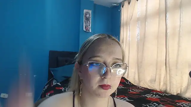 Liaroberts1 online show from October 7, 12:09 pm