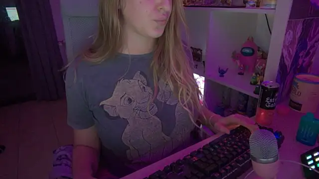 Snapshot of Pinkyladyxxx chatting on October 24, 10:28 pm Pinkyladyxxx online show from October 24, 10:28 pm