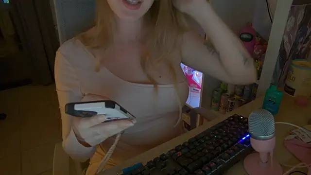 Snapshot of Pinkyladyxxx chatting on October 19, 8:00 pm Pinkyladyxxx online show from October 19, 8:00 pm