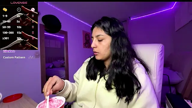 cloe small online show from November 8, 3:55 am