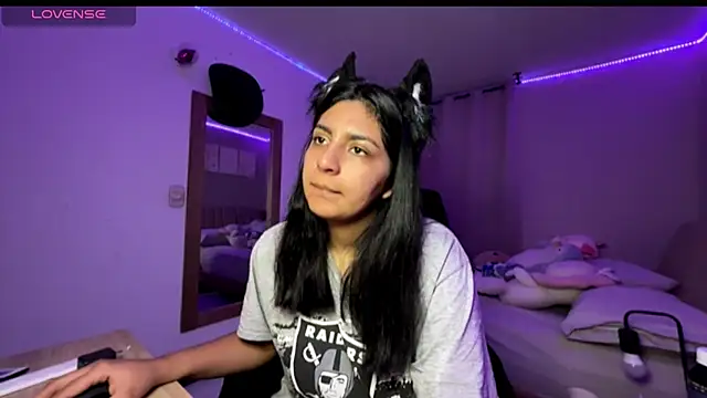 cloe small online show from November 11, 6:53 am