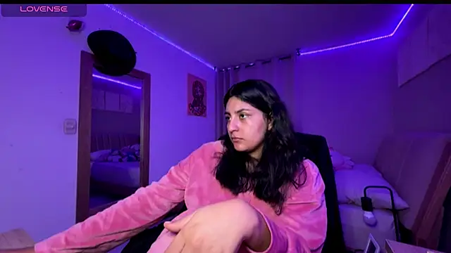 cloe small online show from November 7, 3:45 am