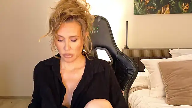 Snapshot of joycesilver chatting on October 10, 7:46 am joycesilver online show from October 10, 7:46 am