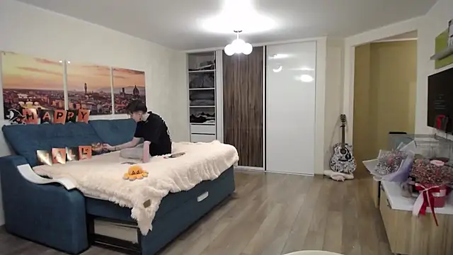 Kira Bakker online show from October 31, 4:00 pm