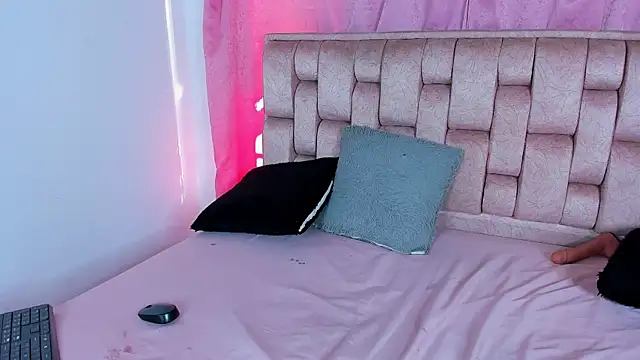 Snapshot of Emma_Evelyn chatting on October 21, 8:35 pm Emma Evelyn online show from October 21, 8:35 pm