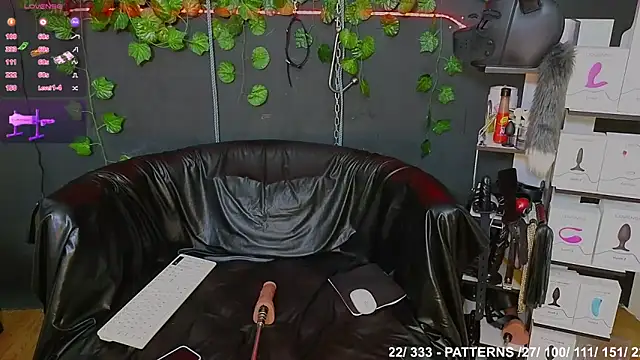 Snapshot of Sweett_Mollyy chatting on October 16, 1:52 am Sweett Mollyy online show from October 16, 1:52 am