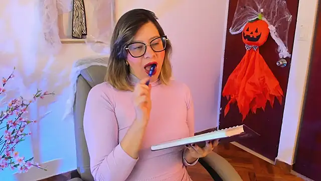 Chanelll Taylorr  online show from October 22, 9:03 am