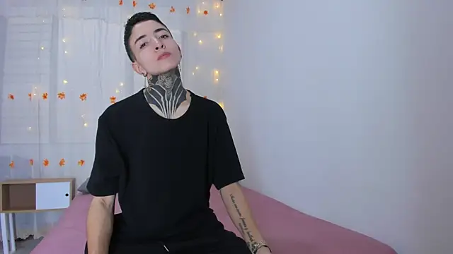 Snapshot of Tinny_and_Candy chatting on November 2, 12:19 pm Tinny and Candy online show from November 2, 12:19 pm