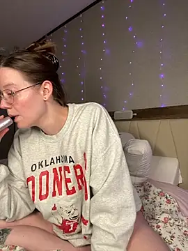 Sweetdee222x online show from September 28, 1:23 am