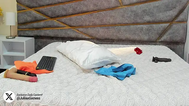 Julia Gomes online show from October 3, 8:14 pm