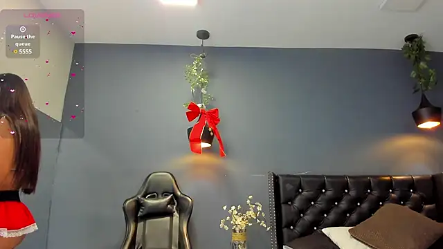 Hannah Miller   online show from December 2, 11:22 am