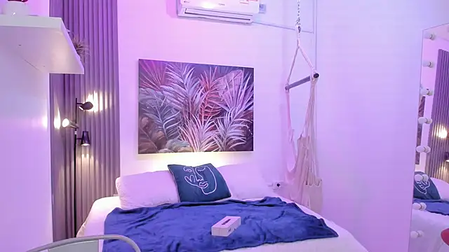 Snapshot of emma_alice_ chatting on October 25, 12:13 pm emma alice online show from October 25, 12:13 pm