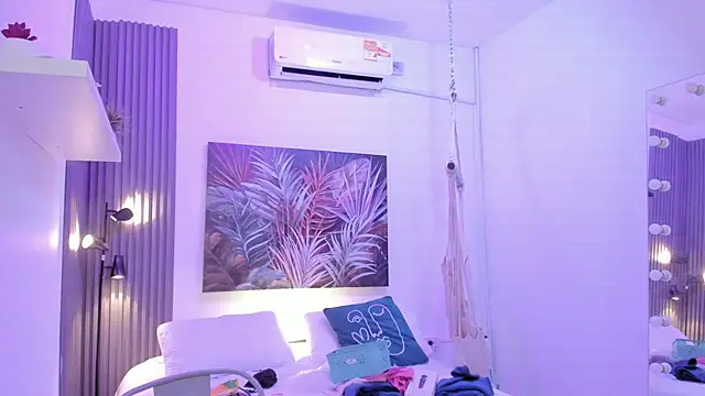 Snapshot of emma_alice_ chatting on October 27, 12:12 pm emma alice online show from October 27, 12:12 pm