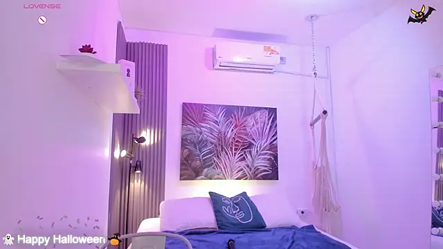 Snapshot of emma_alice_ chatting on October 24, 12:12 pm emma alice online show from October 24, 12:12 pm