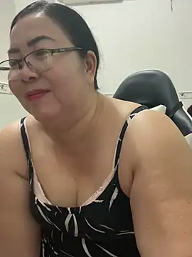 Snapshot of NDith chatting on October 28, 1:28 pm NDith online show from October 28, 1:28 pm