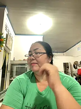 Snapshot of NDith chatting on October 22, 10:31 am NDith online show from October 22, 10:31 am