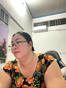 Snapshot of NDith chatting on October 24, 11:17 am NDith online show from October 24, 11:17 am