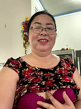 Snapshot of NDith chatting on October 2, 9:58 am NDith online show from October 2, 9:58 am