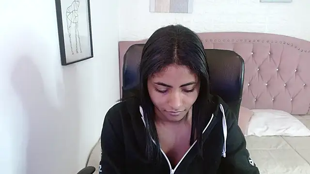 Snapshot of shaneelle chatting on October 21, 3:21 am shaneelle online show from October 21, 3:21 am