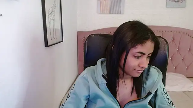 Snapshot of shaneelle chatting on October 24, 3:24 am shaneelle online show from October 24, 3:24 am