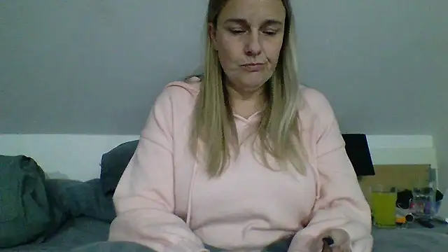 scrummymummy2 online show from January 6, 9:51 pm