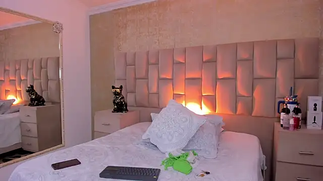 Snapshot of EmmaTorres_ chatting on October 15, 10:01 pm EmmaTorres online show from October 15, 10:01 pm