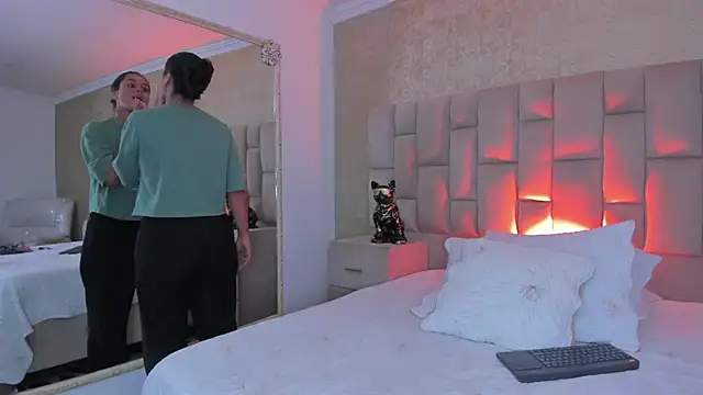 Snapshot of EmmaTorres_ chatting on October 8, 8:24 pm EmmaTorres online show from October 8, 8:24 pm