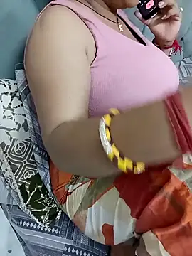 Snapshot of HEENA_022 chatting on September 18, 2:15 pm HEENA 022 online show from September 18, 2:15 pm