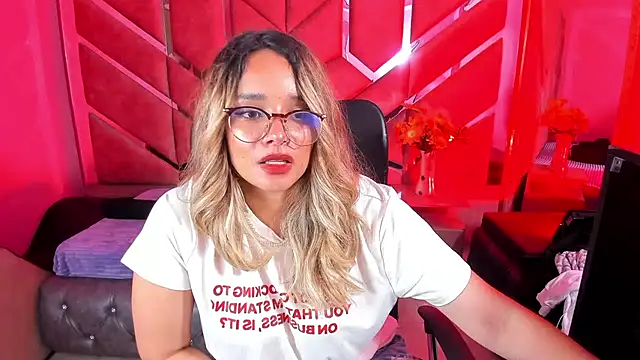 Snapshot of Olivia_Fox69 chatting on October 17, 2:04 am Olivia Fox69 online show from October 17, 2:04 am