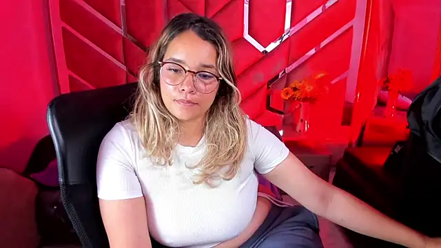 Snapshot of Olivia_Fox69 chatting on September 18, 3:16 am Olivia Fox69 online show from September 18, 3:16 am