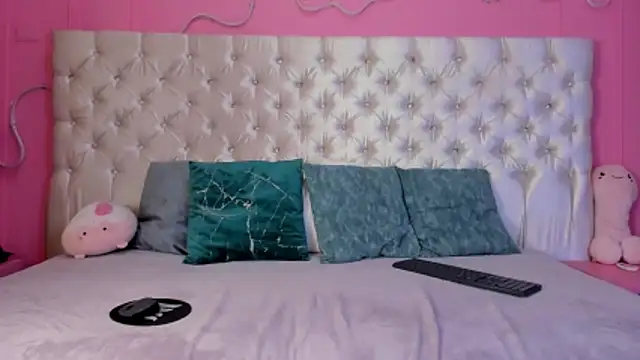 Julieta Cortes   online show from December 17, 12:20 pm