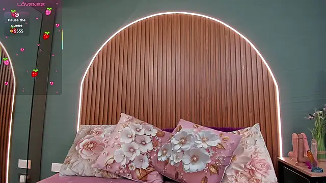 Snapshot of NayeCloud chatting on October 9, 3:54 am NayeCloud online show from October 9, 3:54 am