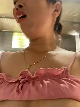 Snapshot of Linaannn chatting on November 1, 5:44 am Linaannn online show from November 1, 5:44 am