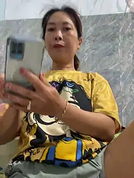 Snapshot of Linaannn chatting on October 21, 12:14 am Linaannn online show from October 21, 12:14 am