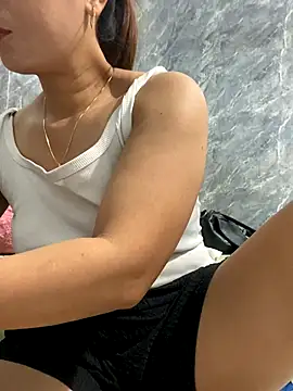 Snapshot of Linaannn chatting on October 22, 3:22 am Linaannn online show from October 22, 3:22 am