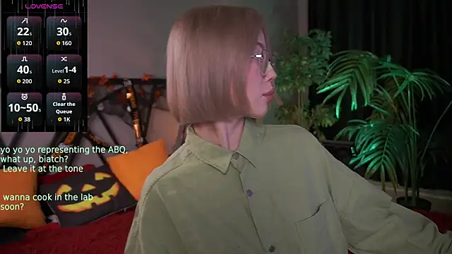 Snapshot of LindaThacker chatting on October 26, 4:30 am LindaThacker online show from October 26, 4:30 am