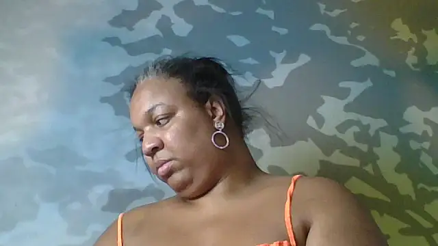 Snapshot of Badgirlbrittt chatting on October 22, 8:14 pm Badgirlbrittt online show from October 22, 8:14 pm