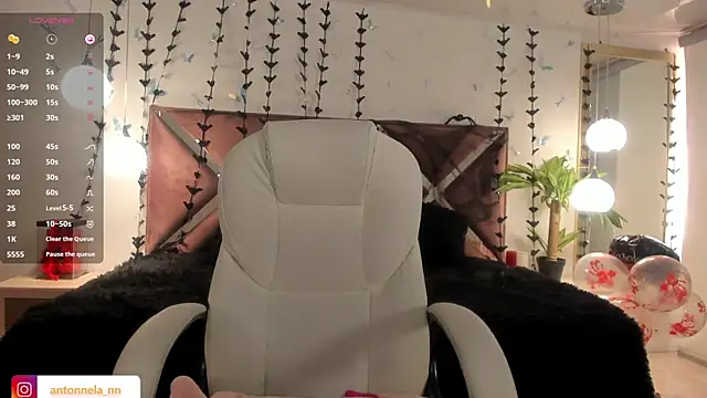 Snapshot of _Antonnela_ chatting on October 29, 6:54 pm  Antonnela  online show from October 29, 6:54 pm