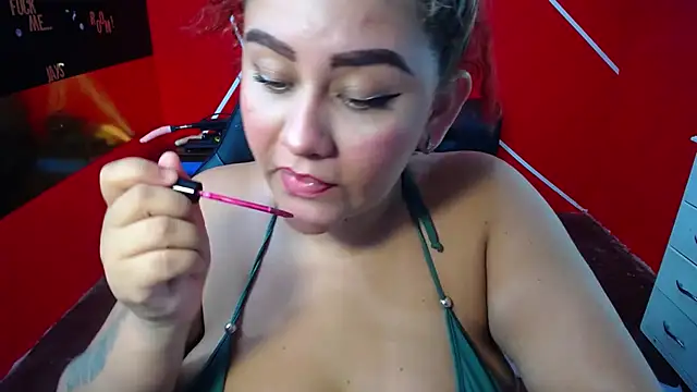 Snapshot of loly_bigbooty4u chatting on October 27, 4:52 am loly bigbooty4u online show from October 27, 4:52 am