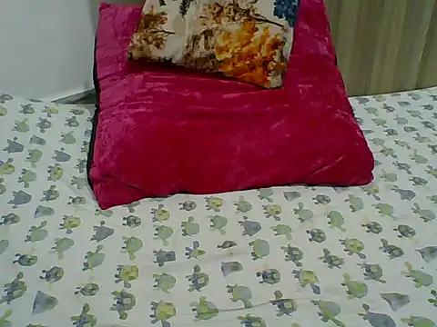 Snapshot of PrettyPrincess14 chatting on October 10, 12:37 am PrettyPrincess14 online show from October 10, 12:37 am