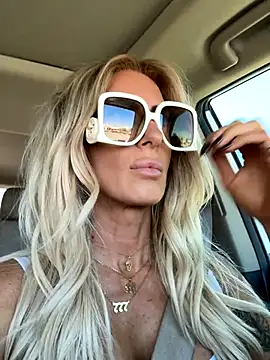 blondiluvsanal online show from October 13, 5:37 pm